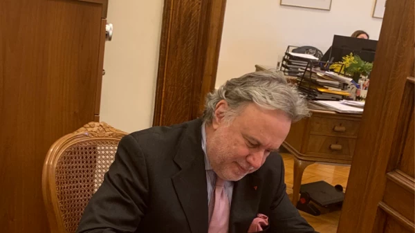 O Κατρούγκαλος υπογράφει την εκχώρηση της Μακεδονίας (εικόνα)